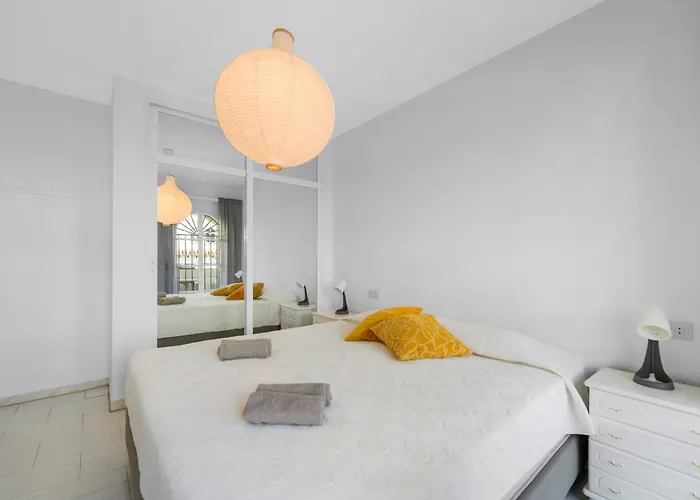 Sunny With Pool & Private Terrace Feriehus *